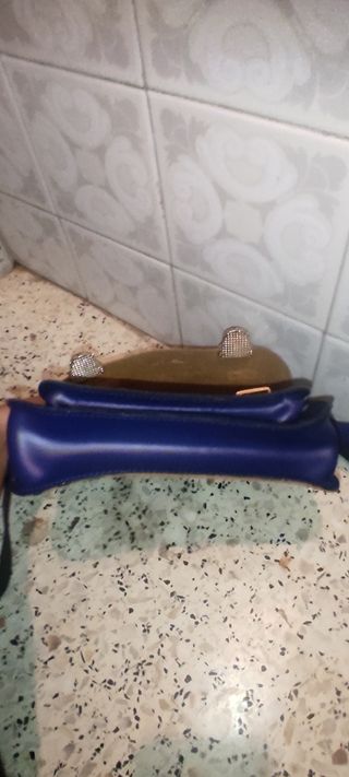 Bolso de piel azul y marrón