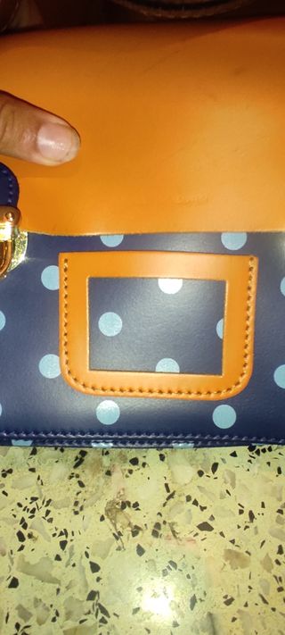 Bolso de piel azul y marrón