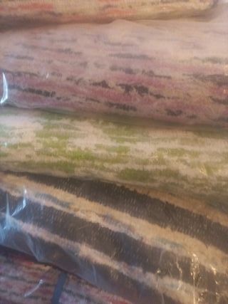 Alfombras de trapo beige y marrón