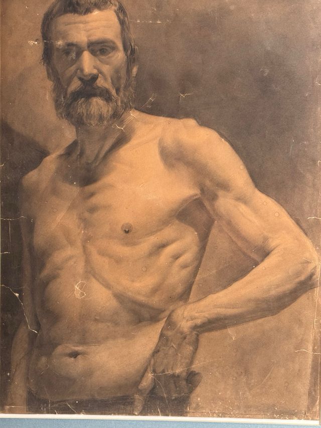 Dibujo al carboncillo de figura masculina