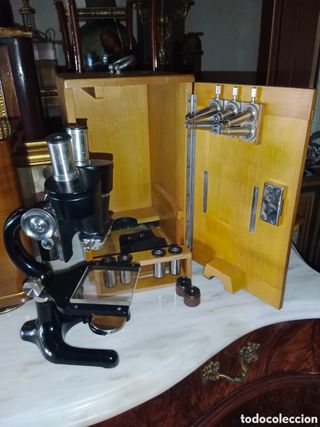 Antiguo microscopio con caja