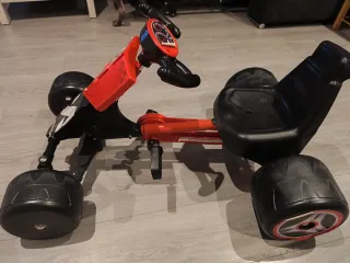 Coche de pedales rojo y negro