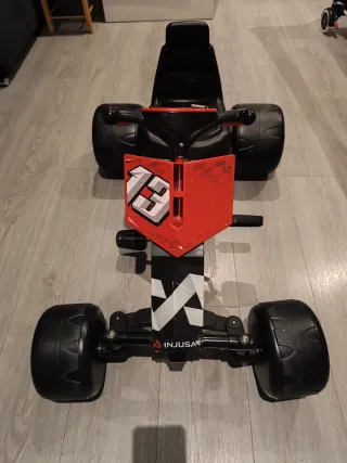 Coche de pedales rojo y negro