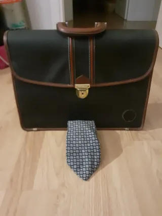 Cartella da lavoro pelle marrone e verde.cravatta