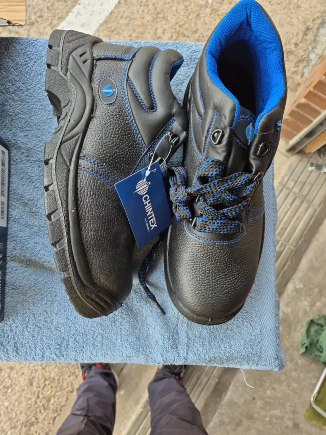 Botas de seguridad negras y azules