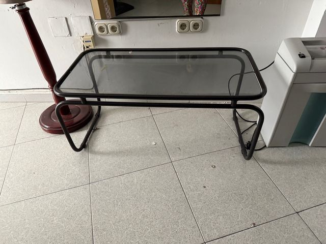 Mesa con estructura metálica negra y tablero de cr