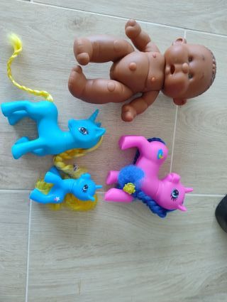Muñeco bebé y 3 ponis de juguete