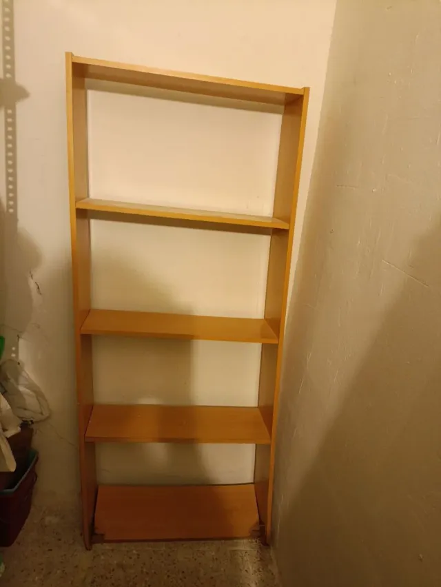 Estantería de madera