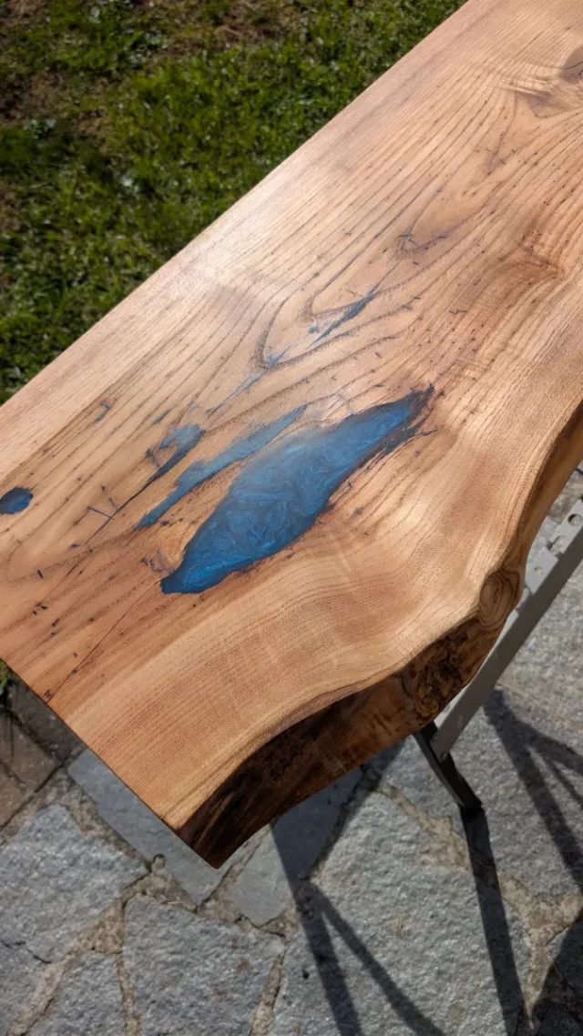 Mensola lavabo in legno massello e resina blu