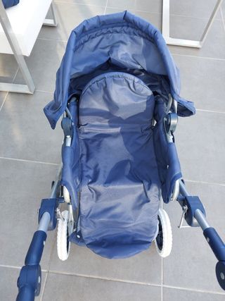 Carrito de muñeca azul