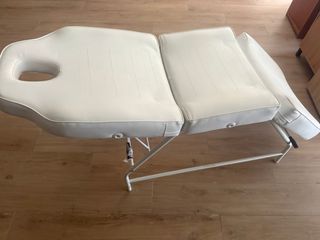 Camilla de estética blanca