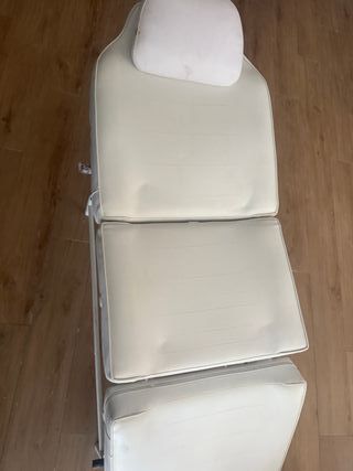 Camilla de estética blanca