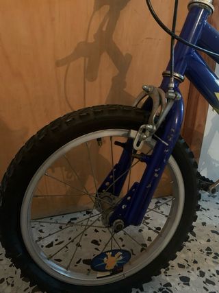 Bicicleta infantil azul y amarilla