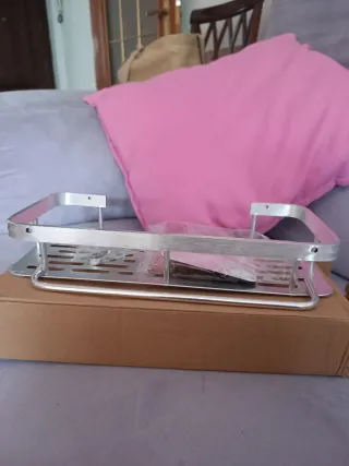 Estante de baño metálico plateado