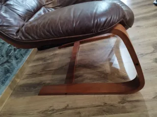 Cadeirão em pele castanho com base de madeira