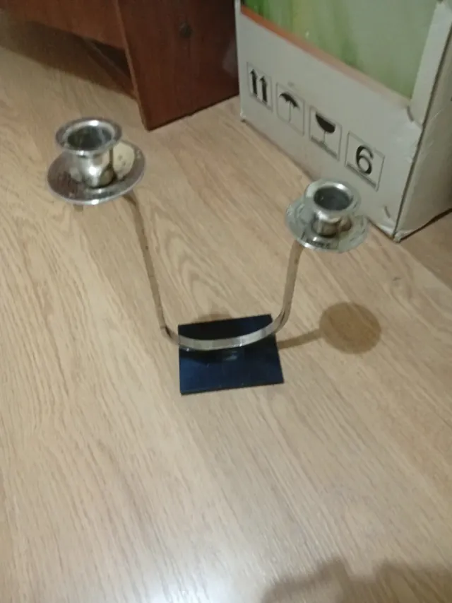 Candelabro de metal plateado
