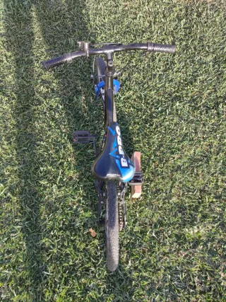 Bicicleta de niño negra y azul
