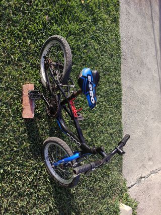 Bicicleta de niño negra y azul