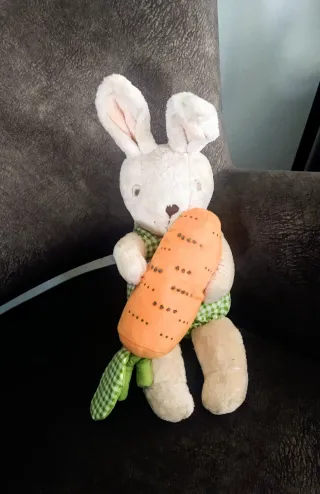 Coniglietto peluche con carota a sonaglino