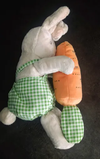 Coniglietto peluche con carota a sonaglino