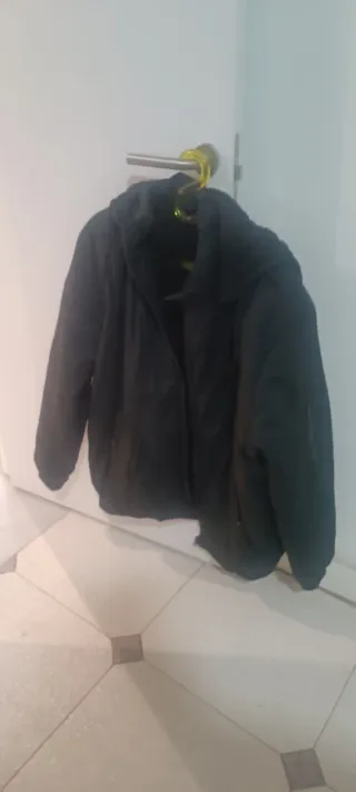 Cazadora térmica forrada con capucha. No envio