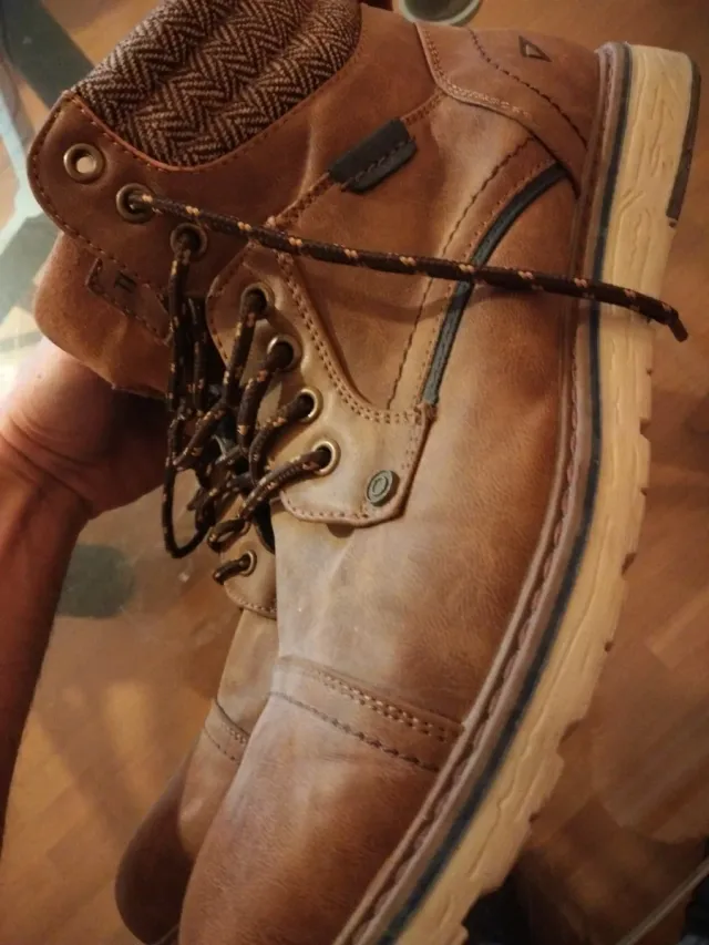 Botas de montaña marrones