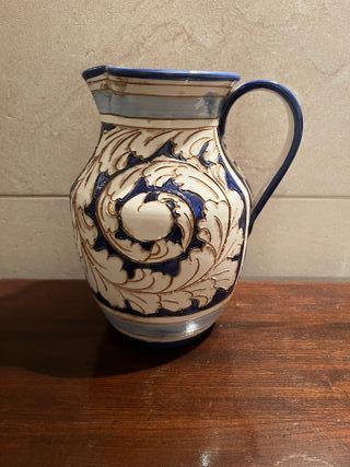 Brocca ornamentale con ricami blu