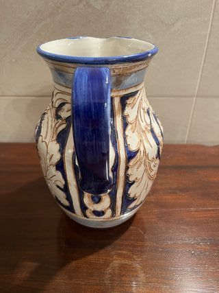 Brocca ornamentale con ricami blu