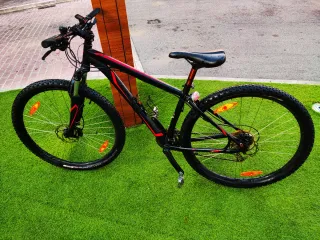 Bicicleta Specialized Negra y Roja sport