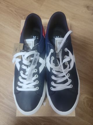 Zapatillas  azules y blancas