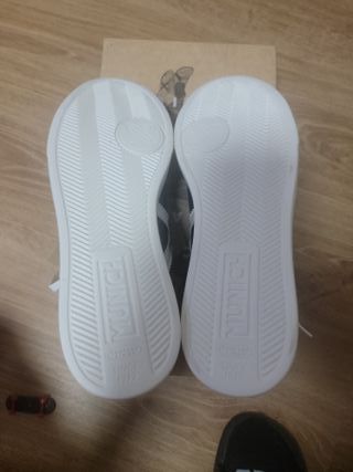 Zapatillas  azules y blancas