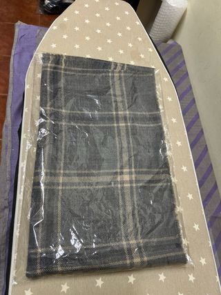 Bufanda de cuadros gris y beige