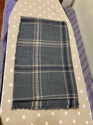Bufanda de cuadros gris y beige