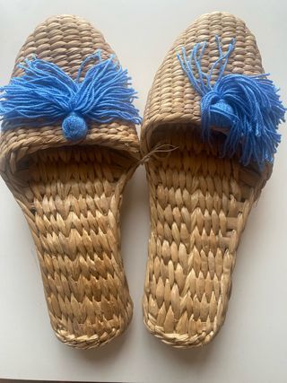 Zapatillas de paja con pompón azul