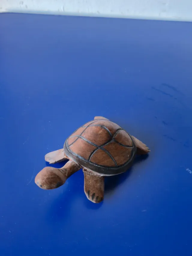 Tartaruga in legno intagliata a mano