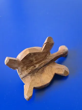 Tartaruga in legno intagliata a mano