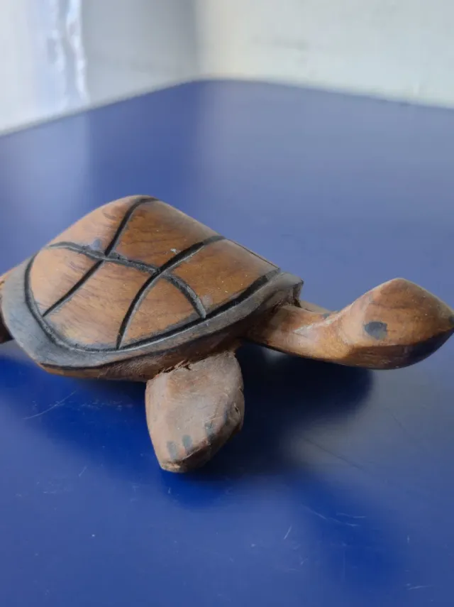 Tartaruga in legno intagliata a mano