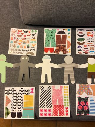 Muñecas de papel con pegatinas