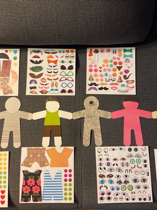 Muñecas de papel con pegatinas
