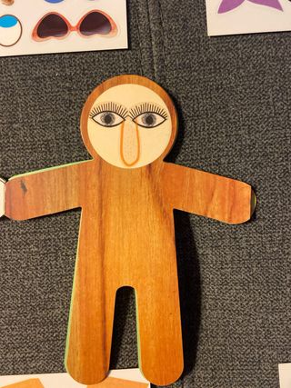 Muñecas de papel con pegatinas