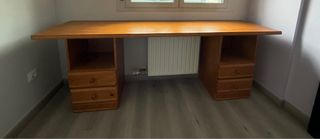 Escritorio de madera con cajones