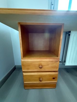 Escritorio de madera con cajones