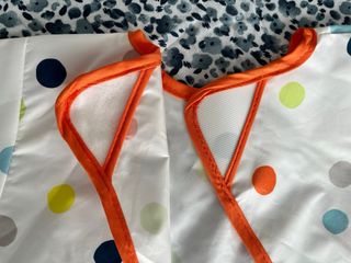 Babero Kladdig Ikea puntos colores