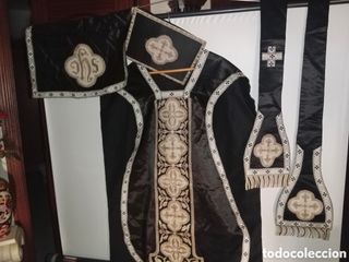 Casulla y complementos litúrgicos