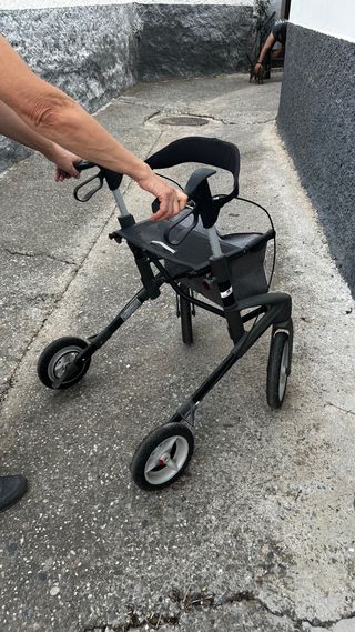 Andador con asiento en perfecto estado