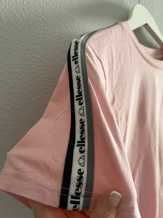 Camiseta rosa Ellesse con logo