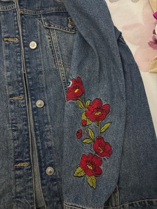 Chaqueta vaquera con estampados