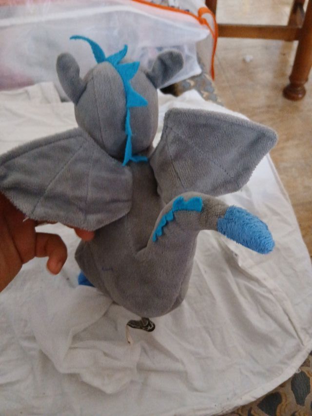 Peluche gris con detalles arcoíris