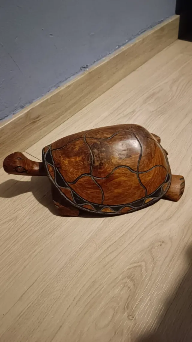Tortuga de madera tallada