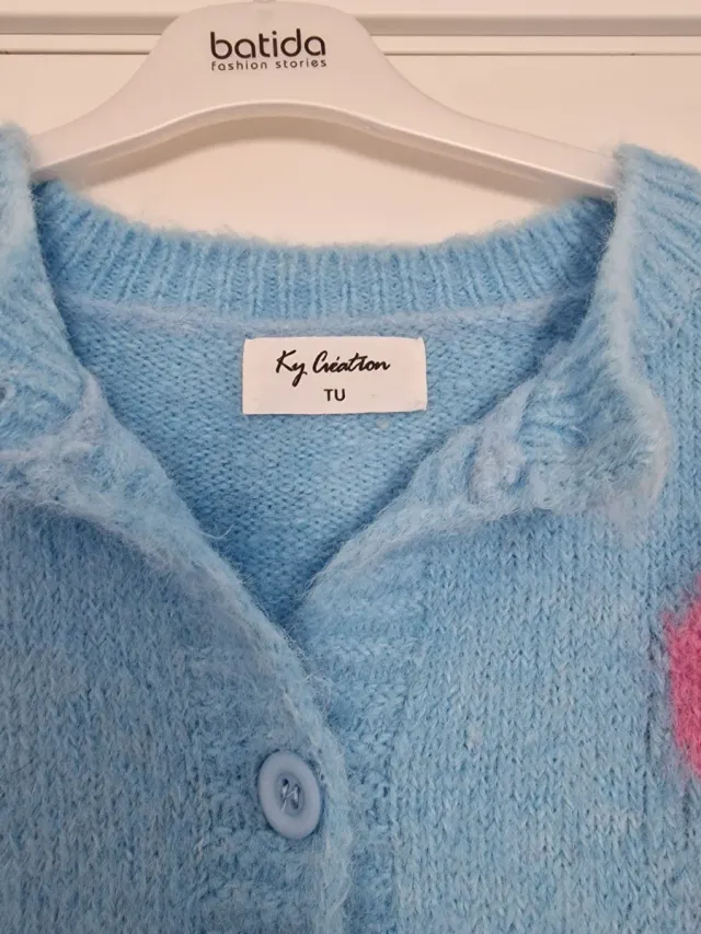 Jersey azul con flores multicolor